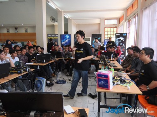 Techno Update 2014: Para Peserta Antusias dengan Workshop Ovecloking 3 workshoptechnoupdatebekasi6