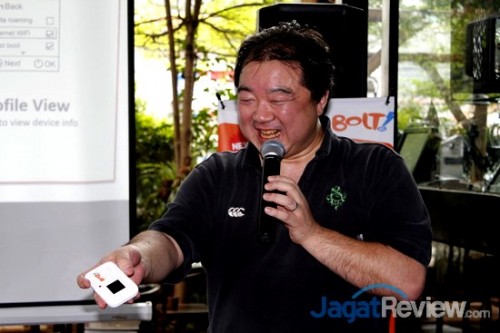 Hiroshi Muroga, Chief Service Officer Bolt!, memamerkan Mobile WiFi SLIM.
