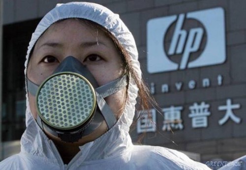 HP Tetap akan PHK 16.000 Stafnya Meski Laba Meningkat 1 Beijing, China - 7 December 2005 - Activists from Greenpeace demonstrate against e-waste outside the Hewlett Packard (HP) Beijing headquarters December 7, 2005. Greenpeace is calling on all electronic companies to produce cleaner, longer lasting products.