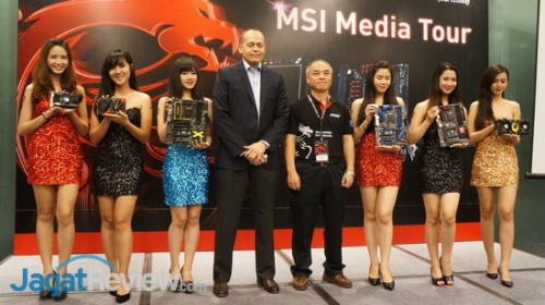 Henry Lu, Senior VP/Founder dari MSI (keempat dari kanan) dan Ferhas Patel, Director - Reseller Channel Organization APJ dari Intel (keempat dari kiri) bersama dengan beberapa MSI Girl yang memamerkan beberapa tipe motherboard dan graphics card terbaru dari MSI.