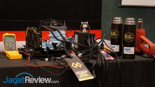 Meja yang telah disiapkan untuk demo extreme overclocking sore nanti.