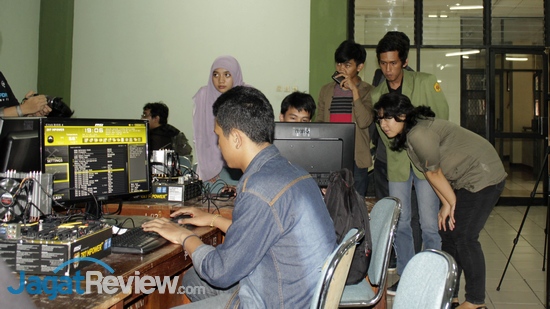 Berkenalan dengan Overclocking di Techno Update UPN Veteran Jakarta 4 Peserta babak final turnamen mini tengah mencoba mencatatkan skor terbaik di benchmark yang dipertandingkan.