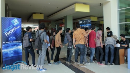Techno Update di Universitas Mercu Buana Siap Dimulai! 2 Antrian peserta di meja pendaftaran di lt. 1 gedung Univ. Mercu Buana