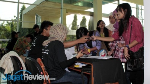 Techno Update di Universitas Mercu Buana Siap Dimulai! 3 Seminar IT tidak hanya didominasi oleh peserta pria saja! Beberapa mahasiswi dari Univ. Mercu Buana juga terlihat siap mengikuti Technoi Update kali ini!