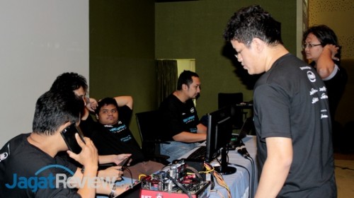 Techno Update di Universitas Mercu Buana Siap Dimulai! 4 Tim Jagat Review, bersama dengan Bapak David dari Intel, menyiapkan berbagai hal yang akan disampaikan sepanjang hari ini.