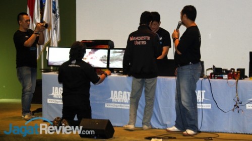 Demo gaming di 3 monitor Full HD.