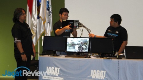 PC Mini-ITX yang menjalankan game Battlefield 4 di 3 monitor Full HD. Size doesn't matter, right?