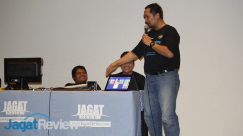 Perangkat 2-in-1 dengan kemampuan pengubahan form factor dari laptop ke tablet.