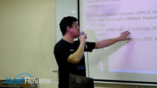 Merasakan Sensasi Overclocking Kompetitif di Techno Update 1 Alva Jonathan memberikan pengetahuan dasar overclocking.