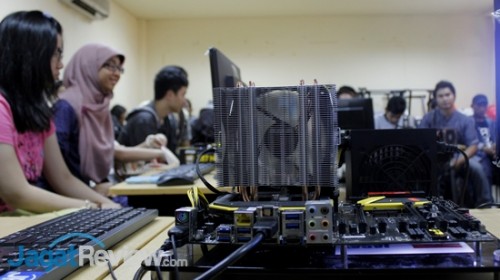 Merasakan Sensasi Overclocking Kompetitif di Techno Update 3 Sistem yang digunakan peserta di sesi workshop overclocking ini.