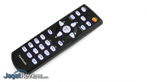 Remote yang disediakan bisa menampilkan backlight berwarna biru.