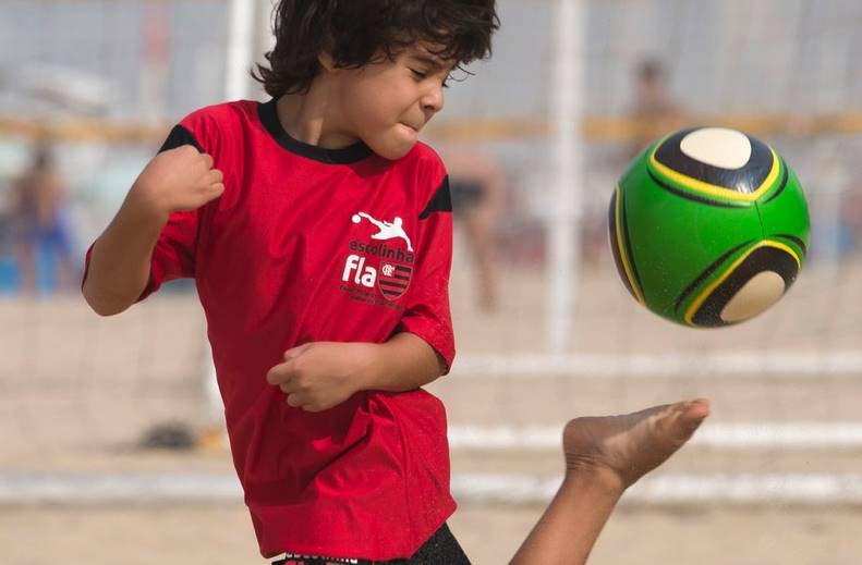 Facebook: 500 Juta Pengguna Jadi Penggemar Sepak Bola 4 bola