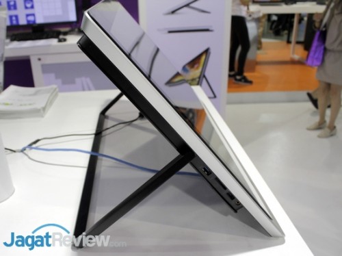 Aspire U memiliki penyangga dengan engsel di bagian belakang yang membuatnya bisa diposisikan di kemiringan tertentu.