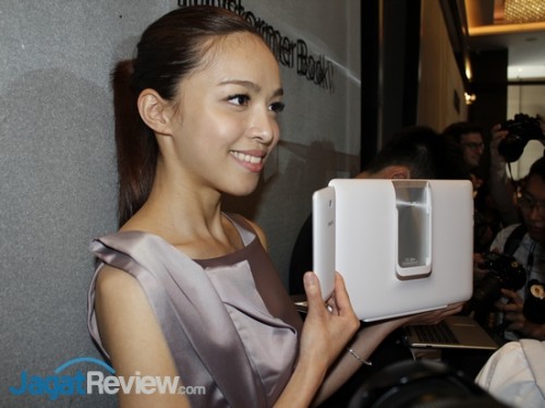 Asus Media Event Computex 2014: Penampakan Perdana Berbagai Produk Baru 5 Transformer Book V, perangkat ini memiliki 3 modul, yaitu smartphone, tablet, dan unit keyboard untuk membuat perangkat ini menjadi sebuah laptop.