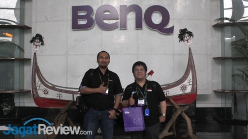 Penulis (kanan) dan Dedy Irvan di lobby kantor BenQ