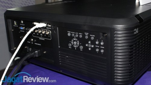 Tombol kontrol dan konektor terdapat di salah satu sisi perangkat