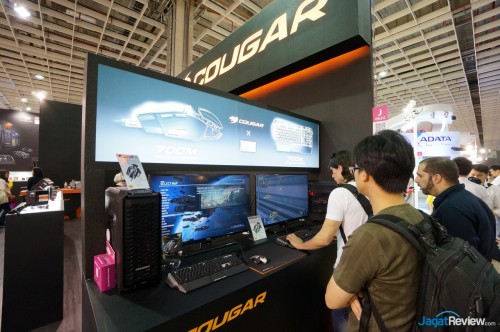 Computex 2014 Booth Raid: Cougar 2 Para pengunjung sedang mencoba Keyboard gaming mekanikal Cougar 700K dan Mouse 700M pada demo unit yang disediakan oleh pihak Cougar.
