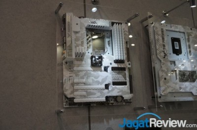 ASUS Boyong Motherboard Seri TUF di Computex 2014 2 Bagian depan motherboard