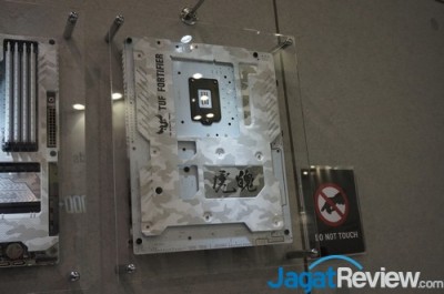 ASUS Boyong Motherboard Seri TUF di Computex 2014 3 DSC08842
