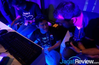 Kapten tim Jagat OC Lucky_n00b (tengah), wakil kapten Slythz (kiri), dan reporter yang sekaligus OCer profesional Leghoofd (kanan), sedang berbincang mengenai masalah yang dialami oleh Tim JagatOC