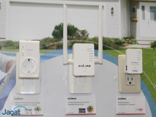 Computex 2014 Booth Raid: Edimax 2 EW-7438PTn (kiri) memiliki stop kontak terintegrasi. EW-7438AC (tengah) sesuai namanya telah mendukung standar Wireless AC.