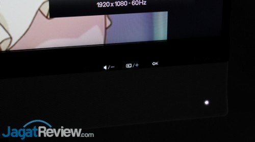 Tiga dari empat soft button untuk kontrol monitor ini.