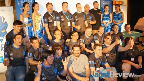 Intel OC Challenge Computex 2014: JagatOC Rebut Juara 3 Kategori Amatir 4 Peserta turnamen berfoto bersama setelah pembagian hadiah.