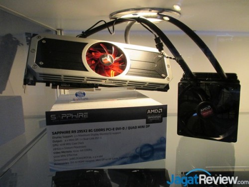 Computex 2014 Booth Raid: Sapphire 3 Graphics card Sapphire R9 295X2  yang merupakan graphics card AMD terkencang saat ini, yang ditenagai dengan dual GPU