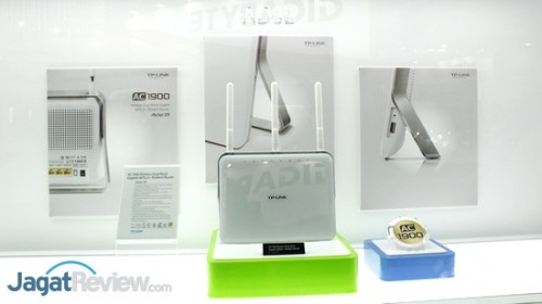 Computex 2014 Booth Raid: TP-Link 5 Pada dasarnya, perangkat ini memiliki kemampuan serupa dengan Archer C9, hanya saja perangkat ini mendapat tambahan kemampuan untuk beroperasi sebagai ADSL Modem.