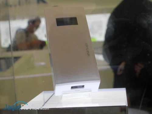 Computex 2014 Booth Raid: TP-Link 8 M5360 - Portable Wireless Router yang juga berfungsi sebagai power bank berkapasitas 5200 mAh