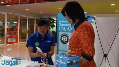 Ibu Lily Salim memantau display Samsung Galaxy S5 di salah satu gerai Telesindo Shop