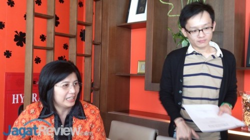 Ibu Lily Salim (kiri) dan Bapak Andry Sutamto (kanan), menjelaskan terkait promo tukar tambah Samsung Galaxy S5