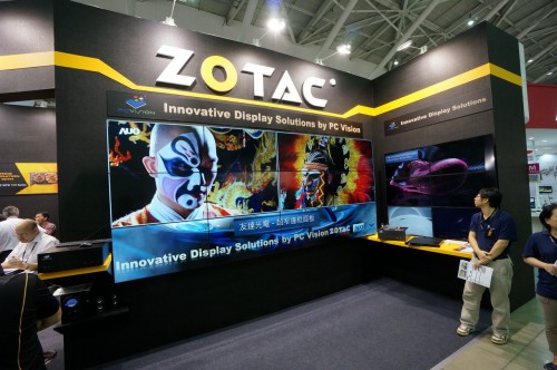 Jajaran produk PCVision yang bekerja sama dengan Zotac untuk memamerkan display LCD tanpa bezel / pinggir , serta produk PC Corporate milik mereka.