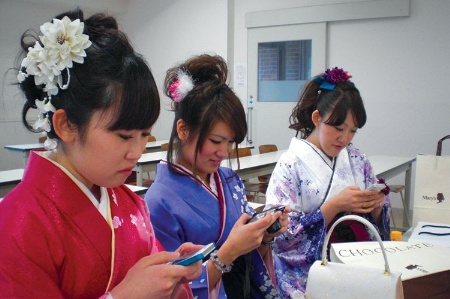 Jepang Ijinkan Turis Gunakan ID Paspor untuk Akses WiFi Gratis 1 japanese_women_using_smartphones_and_camer_450
