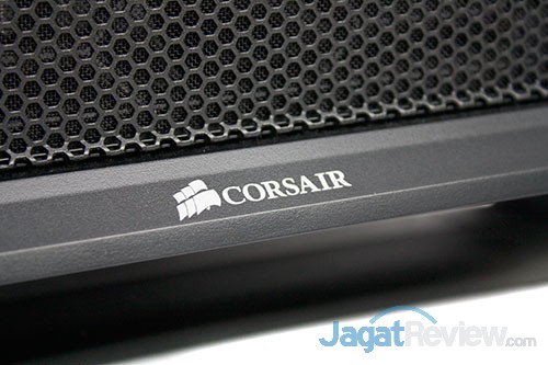 Hands-On Review Casing Corsair Graphite 760T: Produk Terbaru Line-Up Graphite 7 Lalu dibagian bawah terdapat logo Corsair