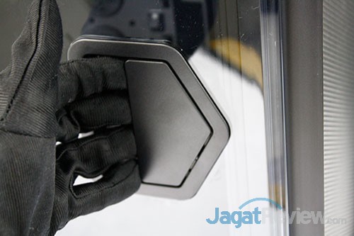 Hands-On Review Casing Corsair Graphite 760T: Produk Terbaru Line-Up Graphite 3 Handle yang mempunyai fungsi sama seperti pintu ini dapat dibuka dengan mengankatnya ke arah luar casing