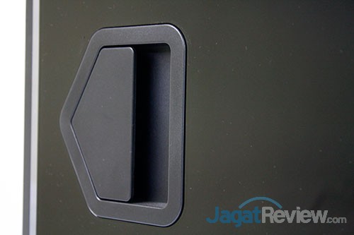 Hands-On Review Casing Corsair Graphite 760T: Produk Terbaru Line-Up Graphite 10 Sama dengan bagian kanan casing