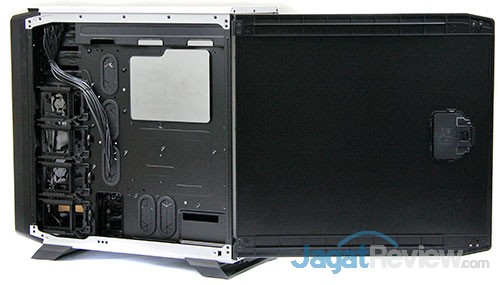 Hands-On Review Casing Corsair Graphite 760T: Produk Terbaru Line-Up Graphite 11 Hasil bukaan bagian kanan casing, bagian kanan casing ini tidak menggunakan acrylic yang tembus pandang tidak seperti yang pada bagian kiri casing