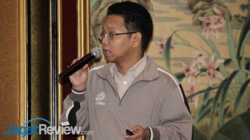 Bapak Gerry Soejatman ketika membawakan presentasi terkait kendala yang dialami bandara tanpa dukungan teknologi informasi yang baik.