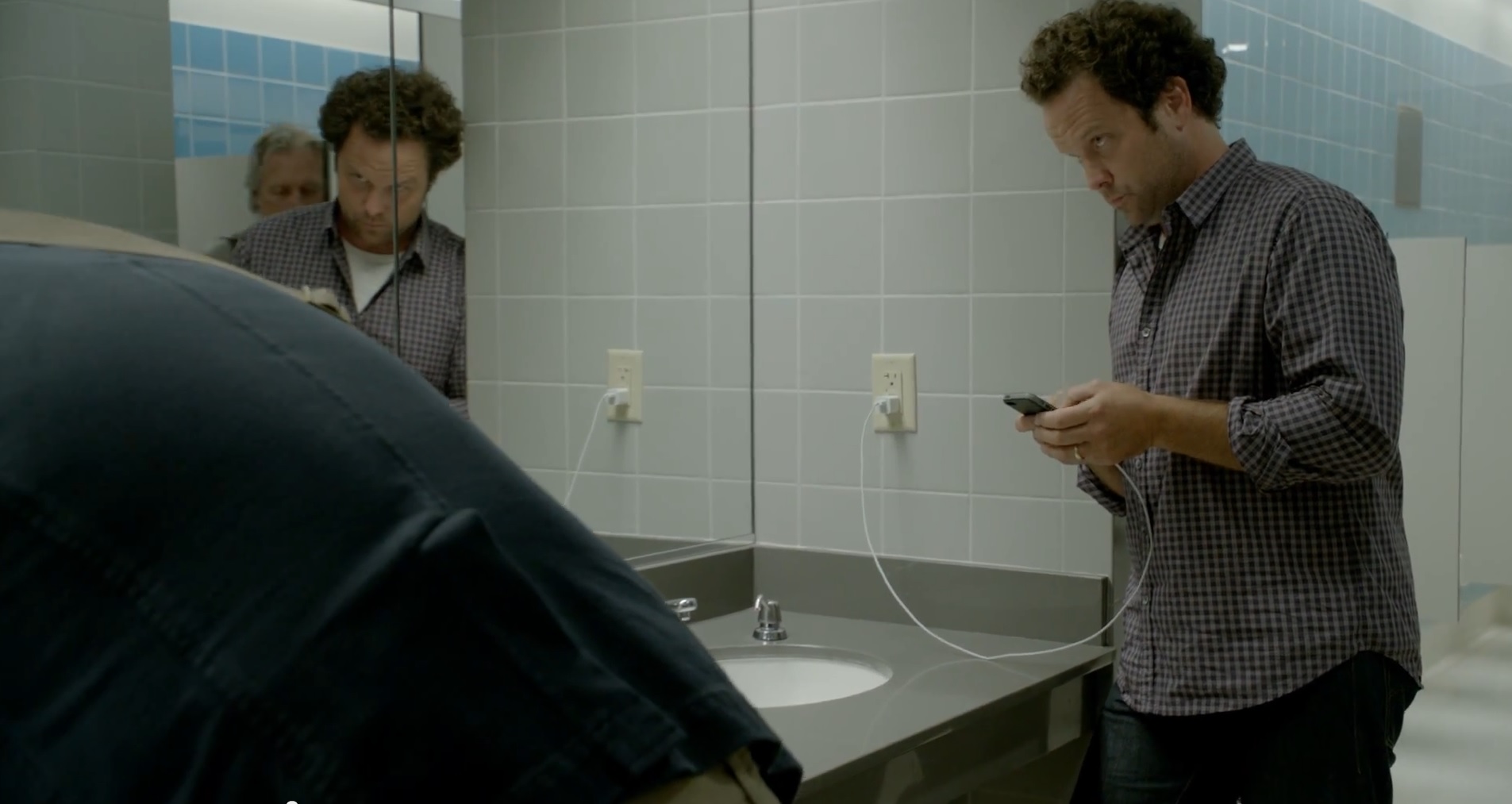 Samsung Rilis Video Wall Hugger Sindir Pengguna iPhone 15 WallHugger