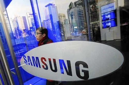 Samsung akan Bangun Pabrik Display di Vietnam 1 A man walks out of Samsung Electronics' headquarters in Seoul