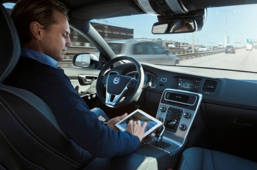 Mobil Otomatis Akan Turun di Jalanan Inggris Mulai 2015 1 volvo-self-driving-640x426