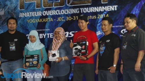 AOCT 2014 Yogyakarta: Jawara Overclocker Amatir Telah Terpilih 11 Siapa bilang hanya peserta AOCT 2014 Yogyakarta saja yang mendapatkan hadiah, pengunjung yang beruntung pun bisa pulang dengan membawa hadiah!