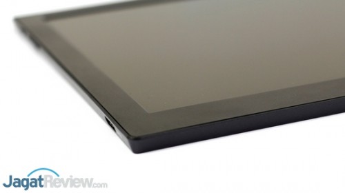 Hands-On Asus MB168B+: Monitor Portable Full HD dengan USB 3.0 6 Monitor portable dari Asus ini hanya berketebalan 0.8 cm.