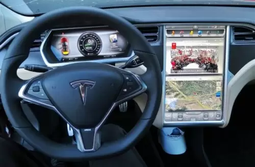 Produsen Mobil Listrik Pekerjakan Banyak Hacker 1 Dasbor di mobil Tesla