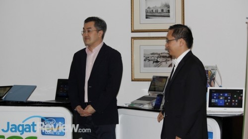 Acer: Terus Bersaing di Era PC+ 1 Presiden Director Acer Indonesia, Jason Lim (kiri) dan Deputy President Director, Herbert Ang (kanan), berpose bersama jajaran produk baru Acer.