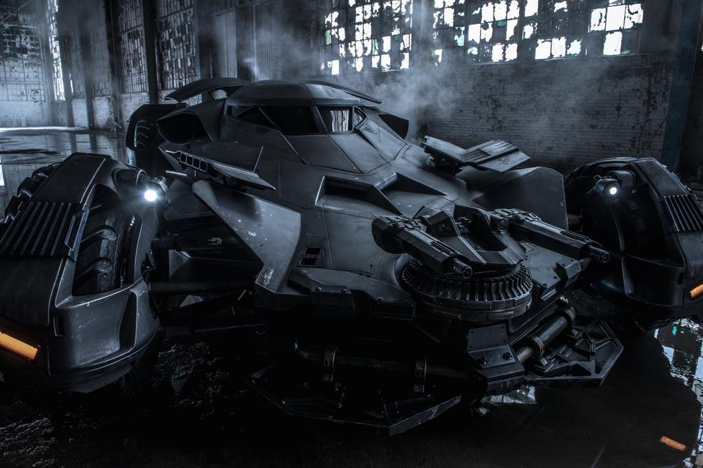 Zack Snyder Tunjukkan Batmobile untuk Batman V Superman 14 Batman v Superman Batmobile Image Front