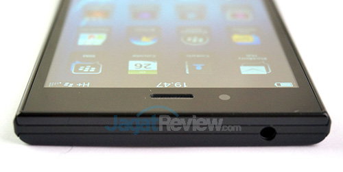 Review Blackberry Z3: Smartphone Blackberry 10 dengan Harga Murah 8 Blackberry Z3 - Sisi Atas