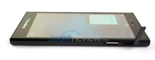 Review Blackberry Z3: Smartphone Blackberry 10 dengan Harga Murah 10 Blackberry Z3 - Sisi Kanan