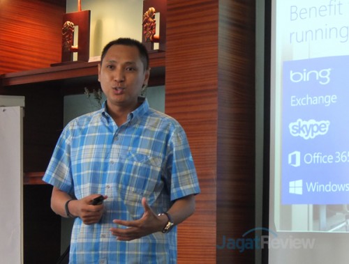 Azure in Open Permudah UKM Mengadopsi Teknologi Cloud Milik Microsoft 1 Aries Triwahyudi, Group Head, Cloud & Enterprise, Microsoft Indonesia